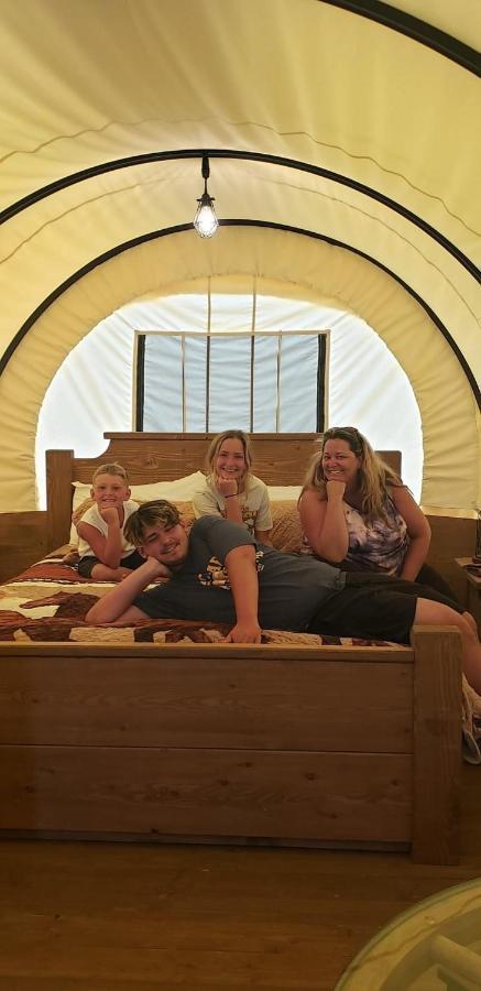 Smoky Hollow Outdoor Resort Covered Wagon เซอเวียร์วีล ภายนอก รูปภาพ