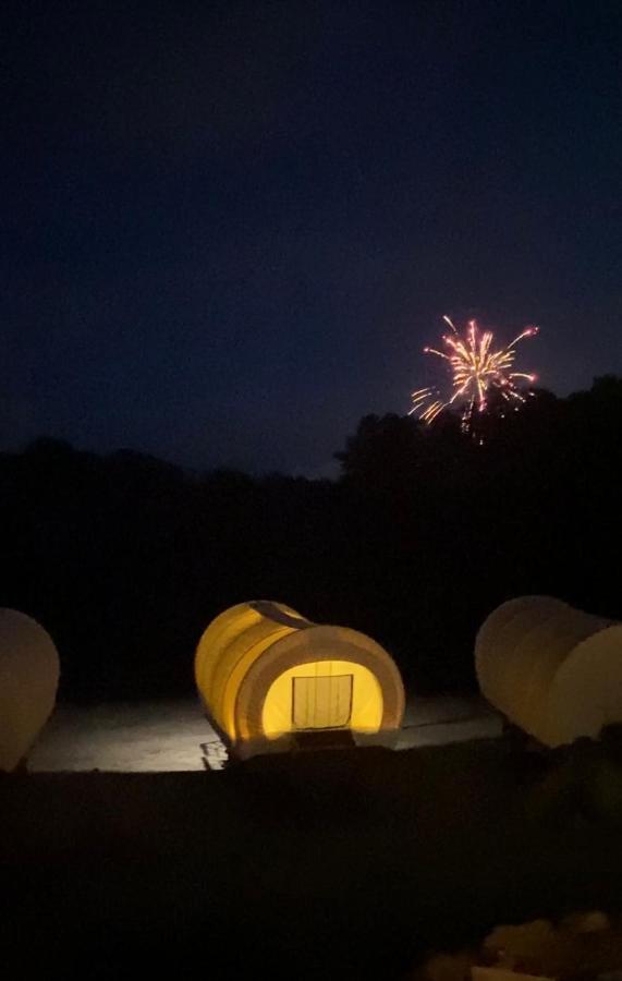 Smoky Hollow Outdoor Resort Covered Wagon เซอเวียร์วีล ภายนอก รูปภาพ