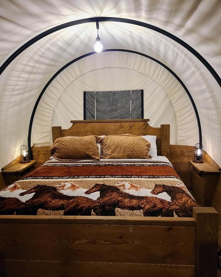 Smoky Hollow Outdoor Resort Covered Wagon เซอเวียร์วีล ภายนอก รูปภาพ